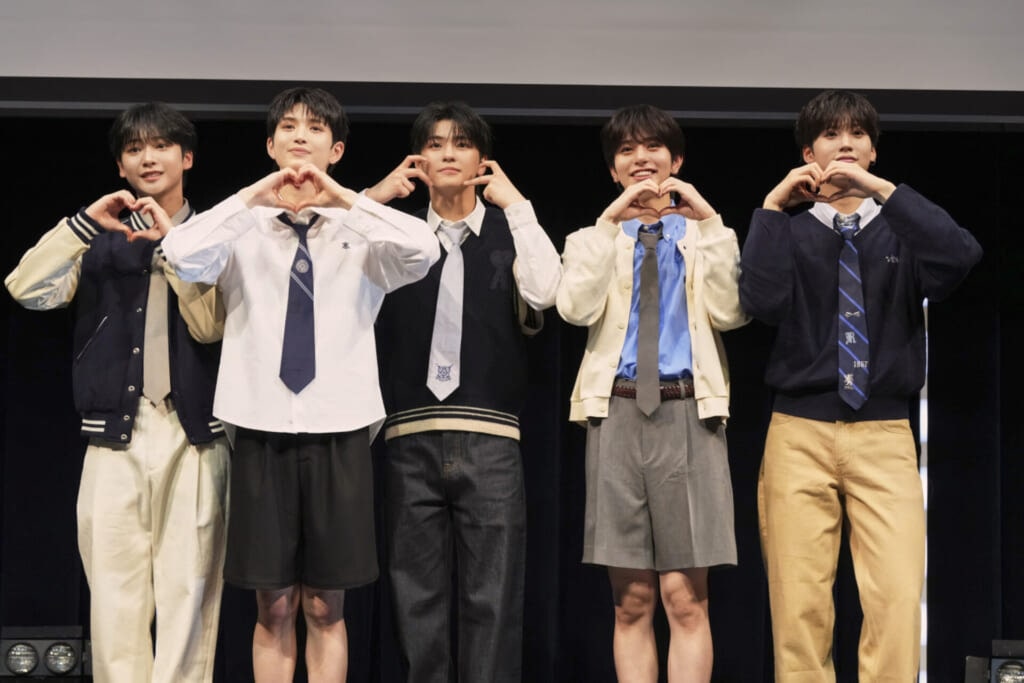 ハートを作って愛嬌を見せるVIBY