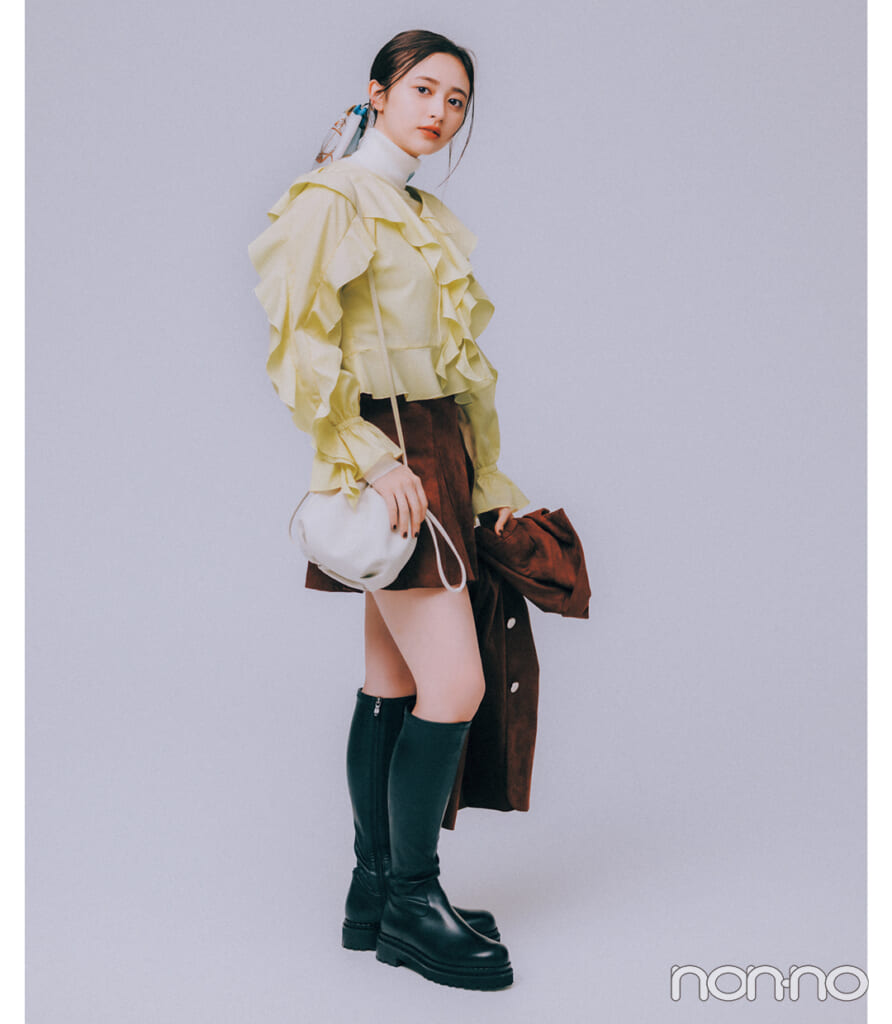 井上和の黄色×ブラウンの秋葉コーデ