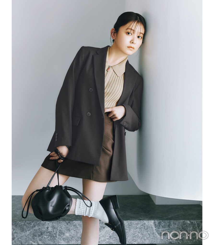 ブラウンのジャケット×ミニスカートのコーデ