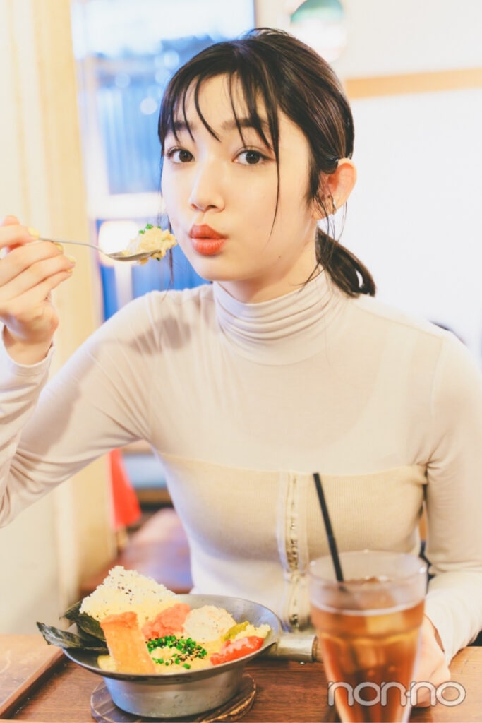 おじやを冷ます小宮山莉渚