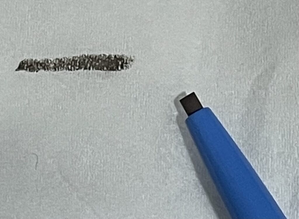 デジャヴュ『密着アイライナー 極細クリームペンシル アッシュベージュ』色味