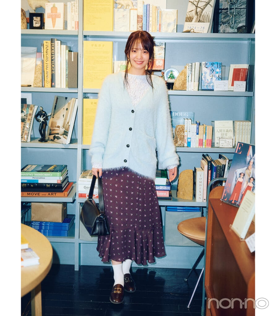 横田真悠のあざと可愛くなれる淡色シャギーカーデ