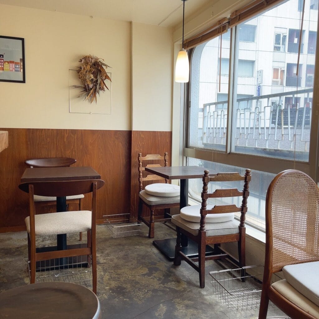 CONTAINER cafe&bar コンテナ 店内