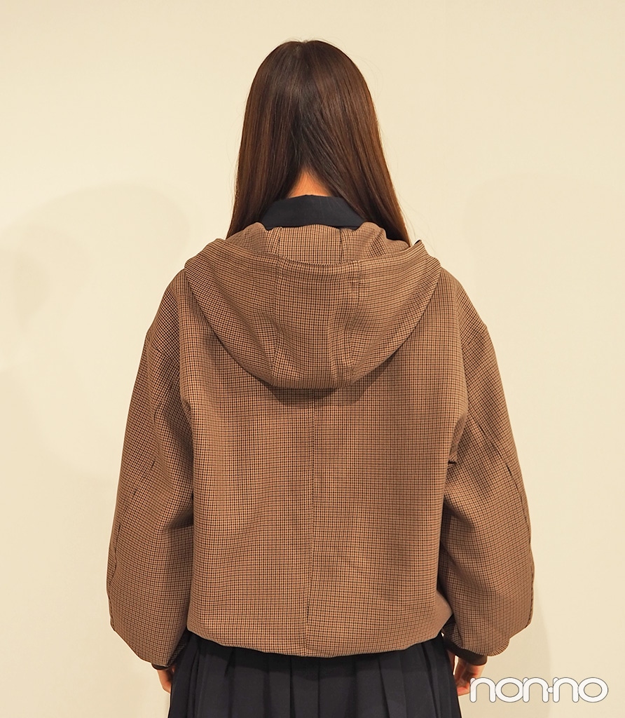 「ジップアップパーカ by rokh」のブラウンチェックの後ろ姿