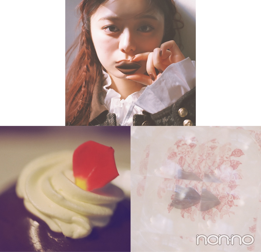 口型のチョコレートを顔にあてる紺野彩夏