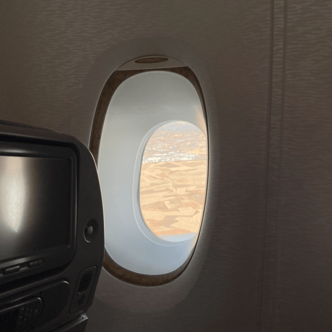 飛行機の窓から見た景色