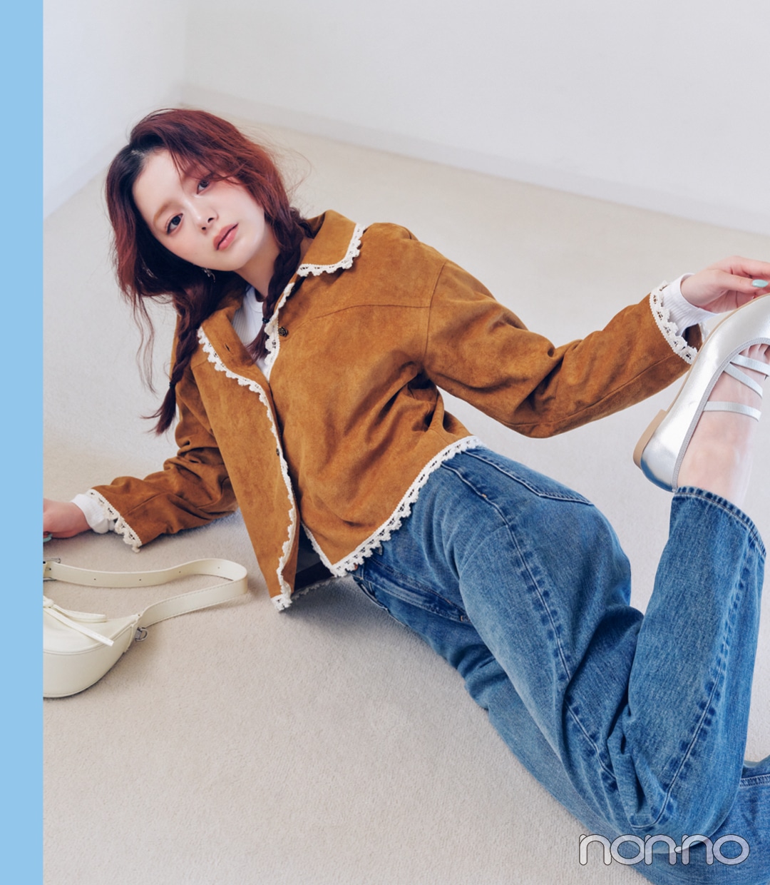 最高気温20度の日のアウター　スエード調ジャケットを着ている女性