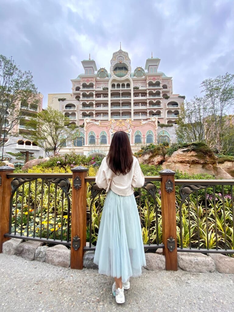 『ファンタジースプリングスホテル』を眺める女性の後ろ姿