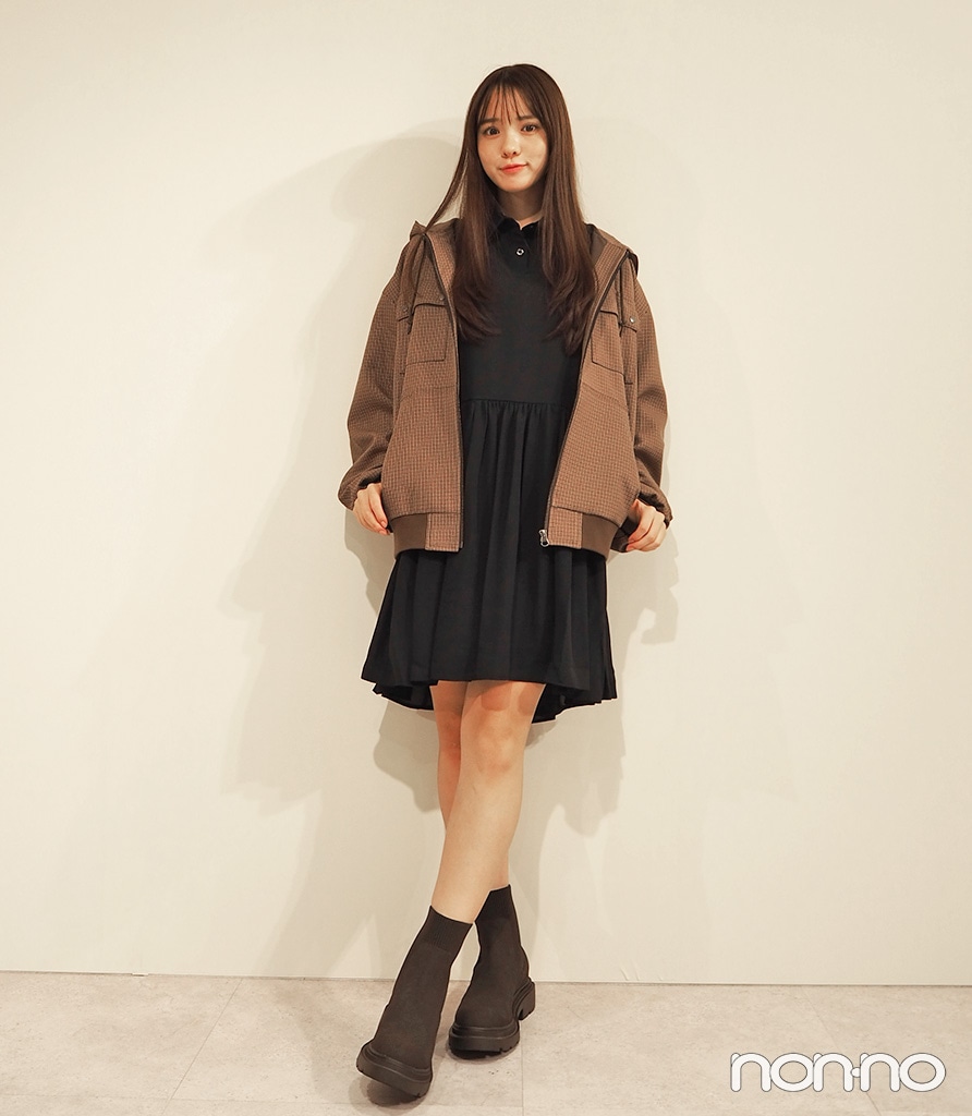 「ジップアップパーカ by rokh」のブラウンチェックにミニワンピースを合わせたコーデ