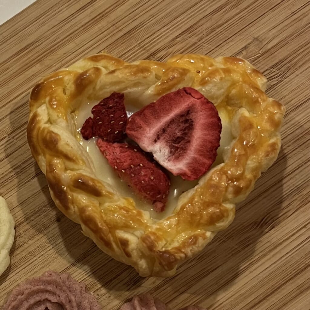 手作りバレンタイン ハートとイチゴのホワイト生チョコパイ