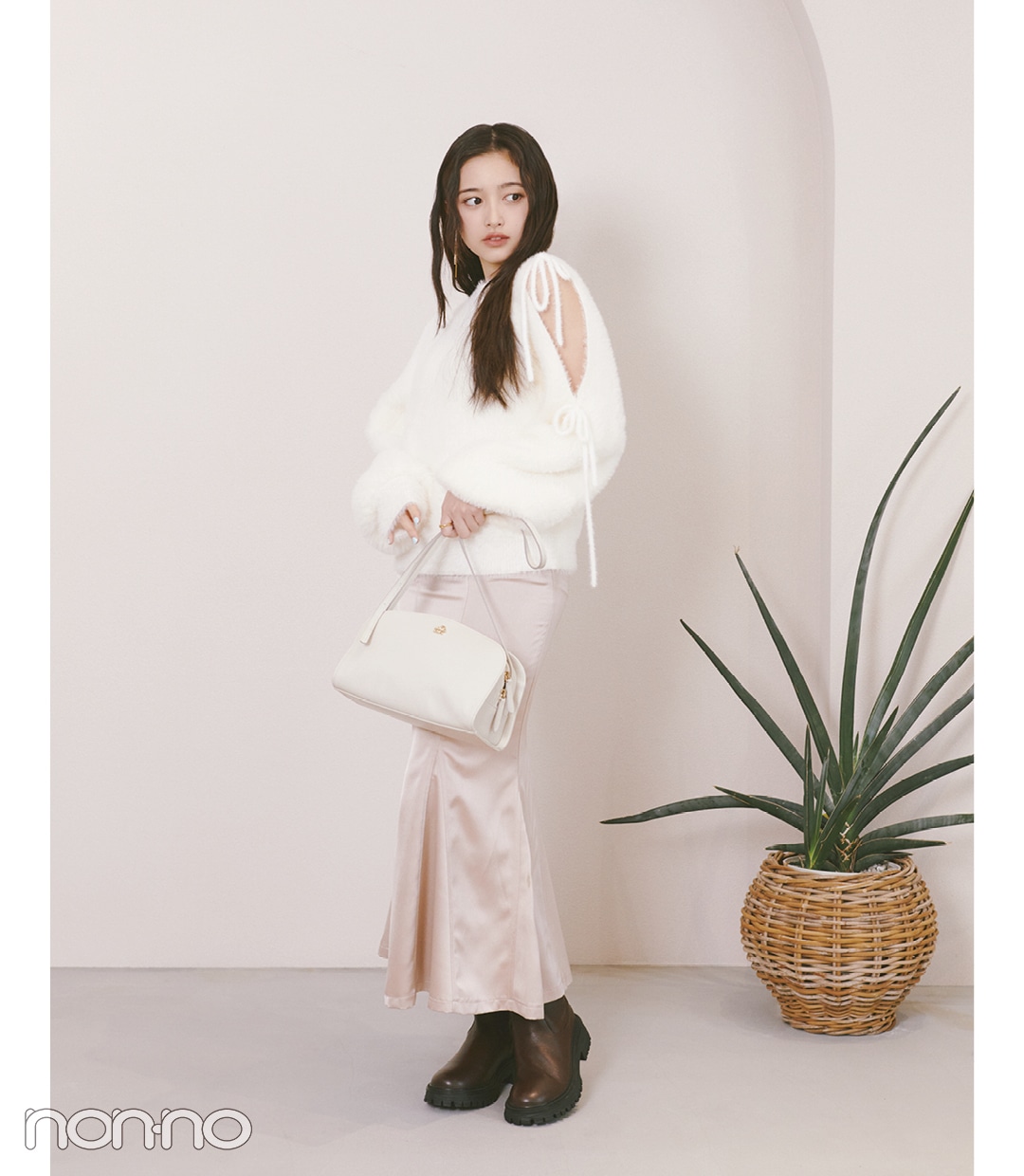 肌見せ白ニット×マーメイドスカートの可愛い白ニットコーデ