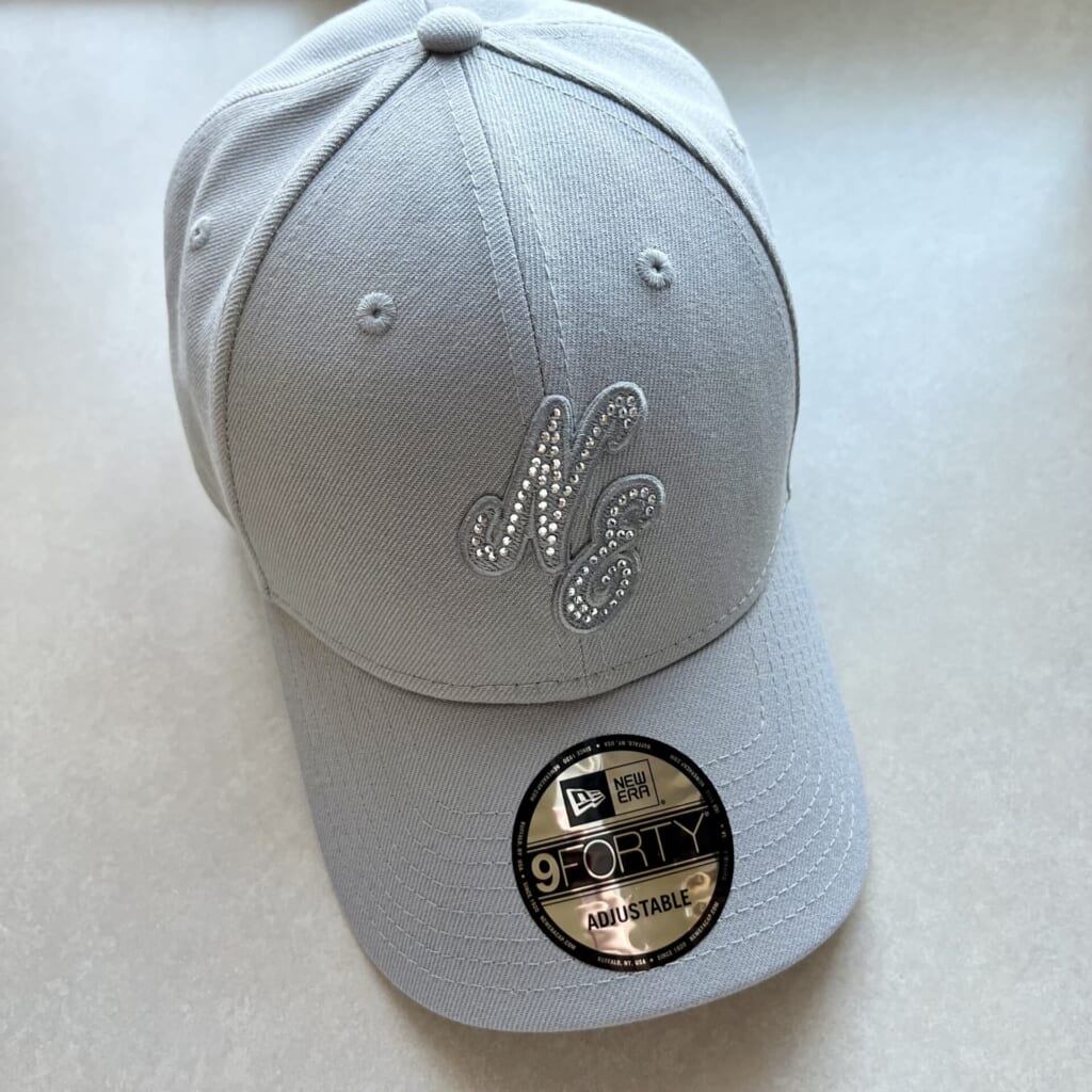 NewERAの9FORTY Rhinestone ラインストーン クラシックロゴ グレーの写真。