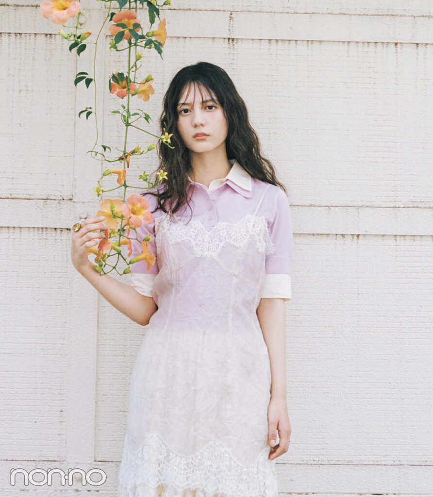 小坂菜緒が着るSNIDELのダブルカラートップス