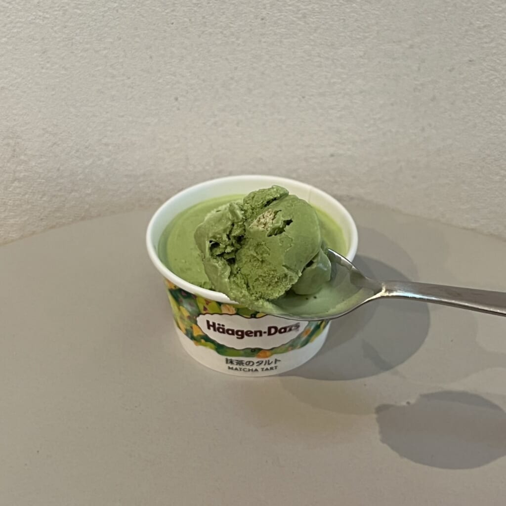 抹茶アイスにグラハムくっきーが入ったアイス