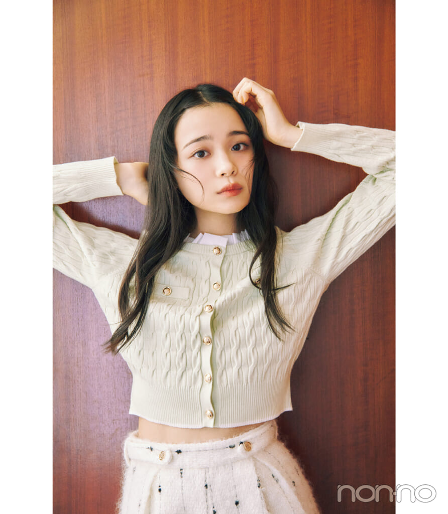 甘フェミニンなフリル衿トップスを着た林芽亜里