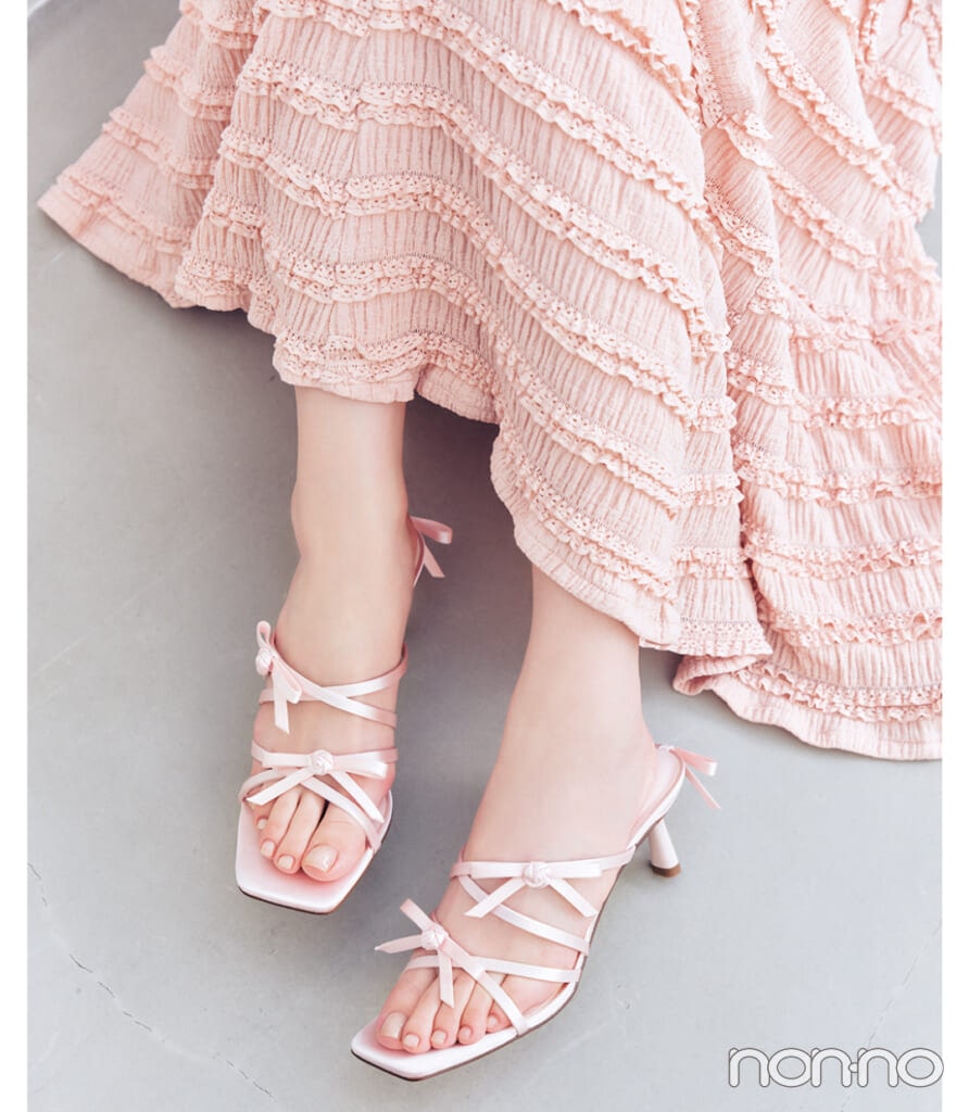 横田真悠の大人っぽいピンクコーデ　サンダル