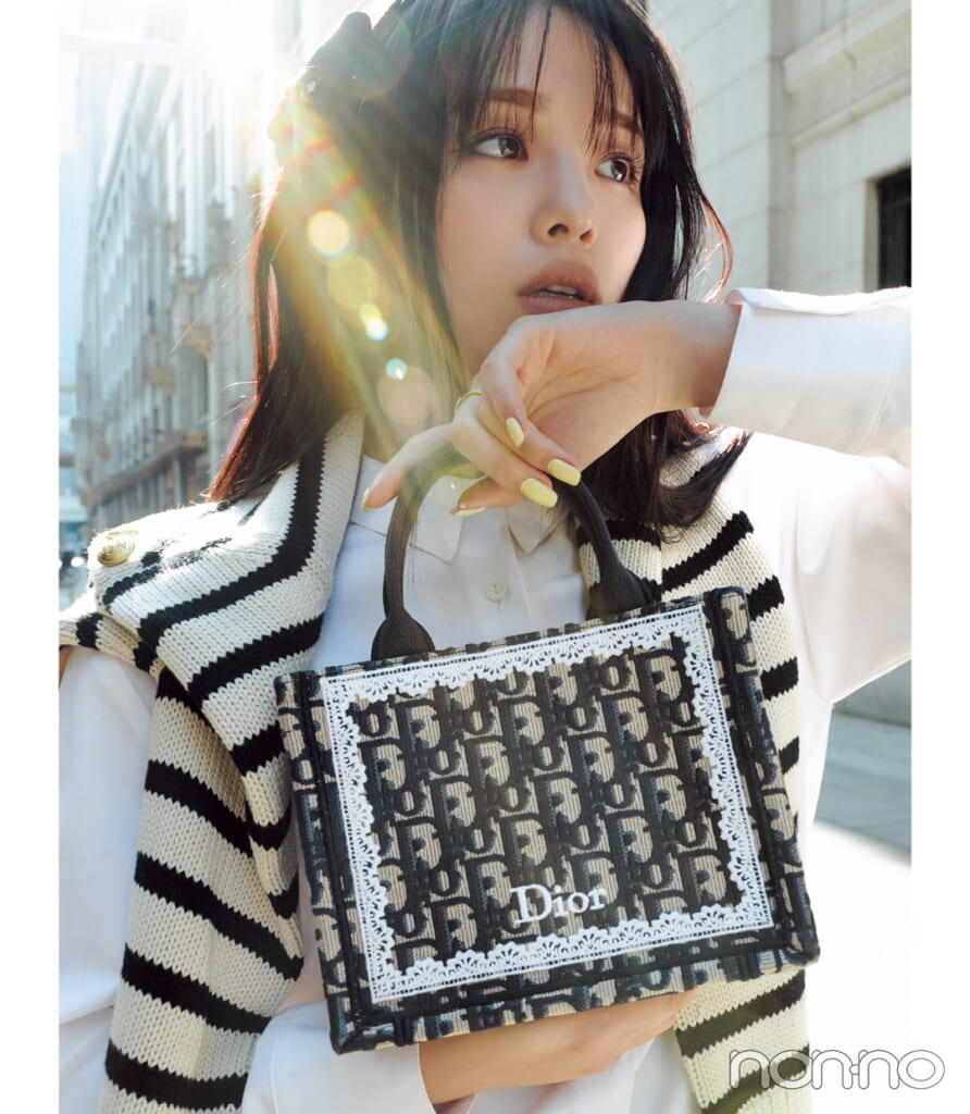 DIOR（ディオール）の日常使いできるミニバッグを持つ横田真悠