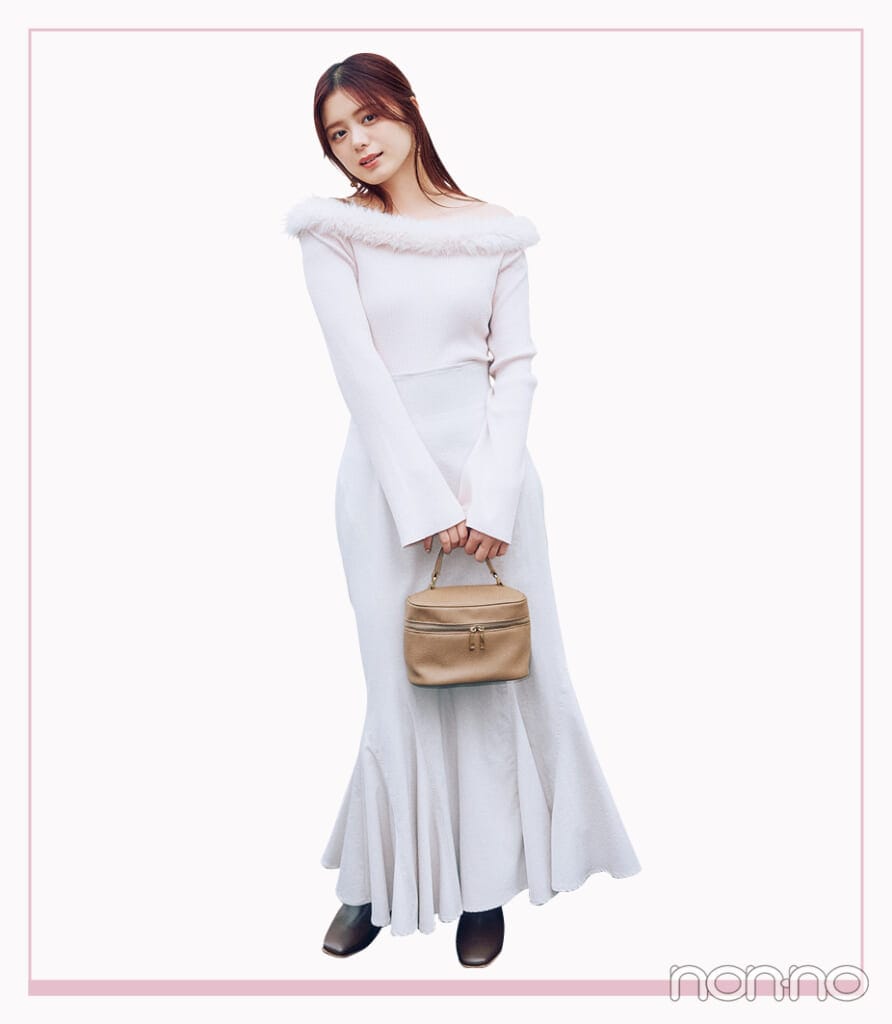 紺野彩夏の距離感を縮められるファーつきオフショルニット2