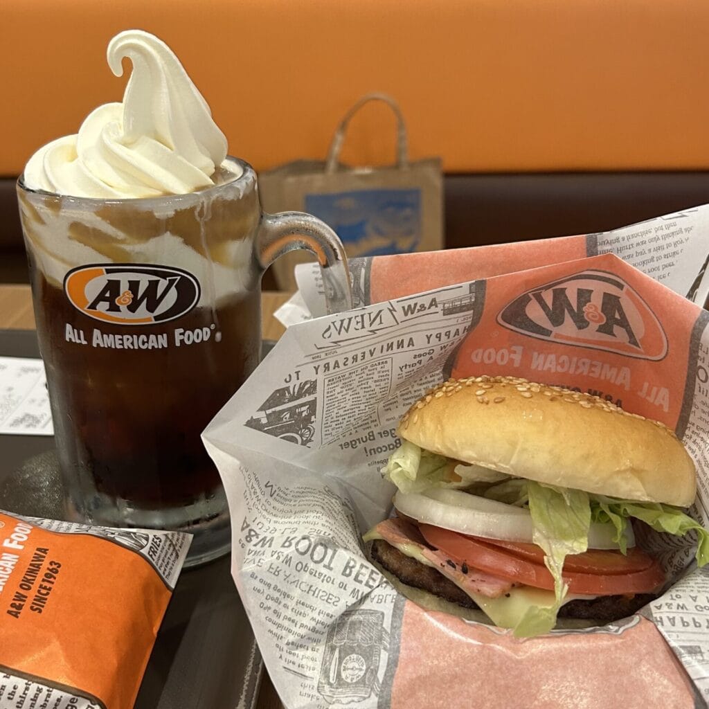 A&W(エンダー)のハンバーガーとルートビア