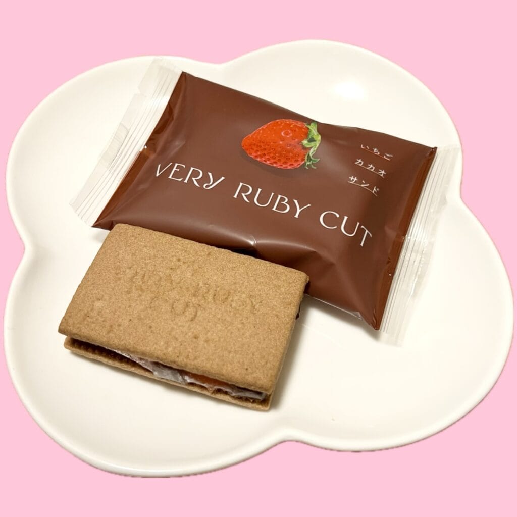 品川駅にあるいちごスイーツ専門店「VERY RUBY CUT | ベリールビーカット」のいちごカカオサンド