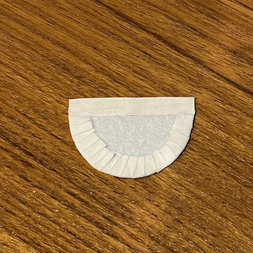 ぬいぐるみ スタイ ひもを通す部分 糊付け後