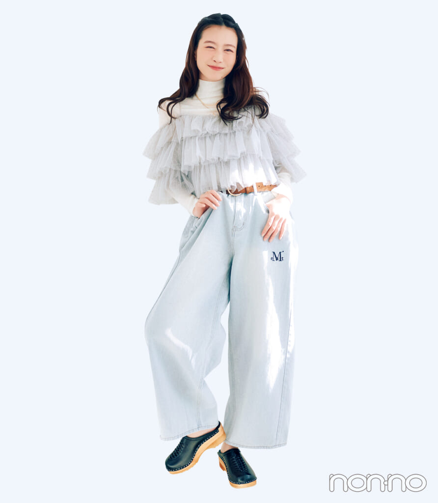 春靴の正統派丸みシルエットサボをはいた岡本夏美の手持ち服格上げコーデ