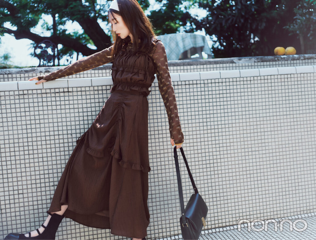 岡本夏美が着る総柄トップス