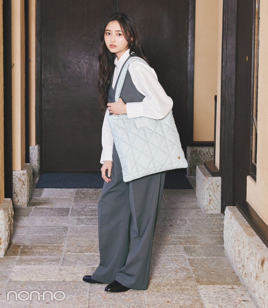 可愛く目を引くボリューム感
ふかふかトートを持つ井上和2