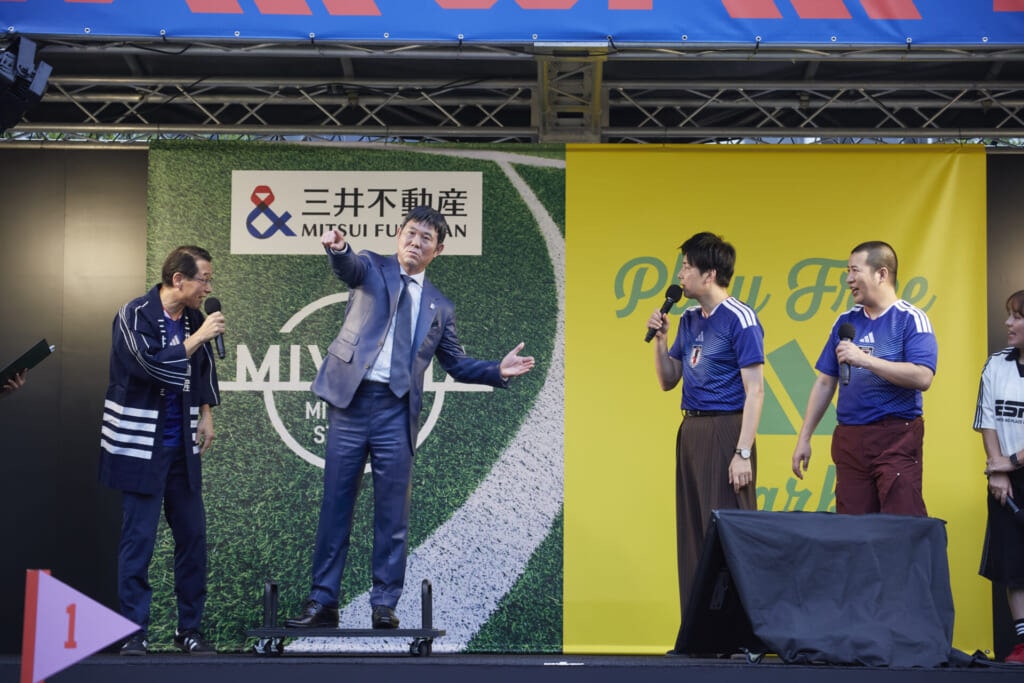森保監督の等身大フィギュア