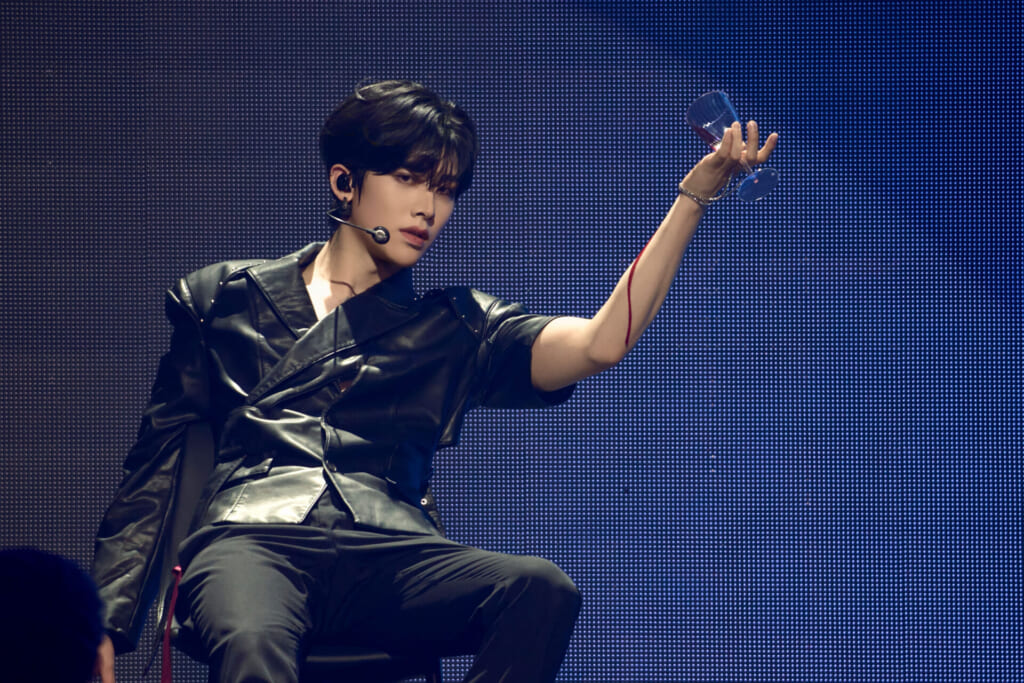 腕にワインのような液体を垂らすセクシーなパフォーマンスで魅了したRICKYさん