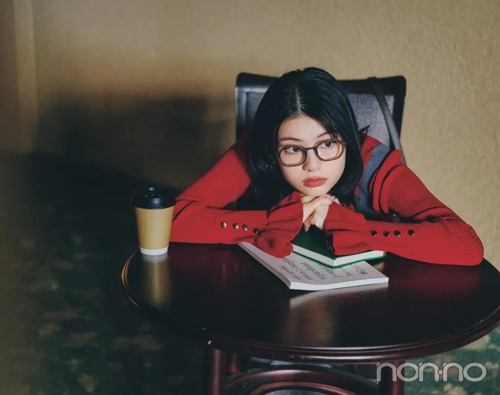 出口夏希の大学生の一週間コーデ、土曜日の赤ニットスタイル