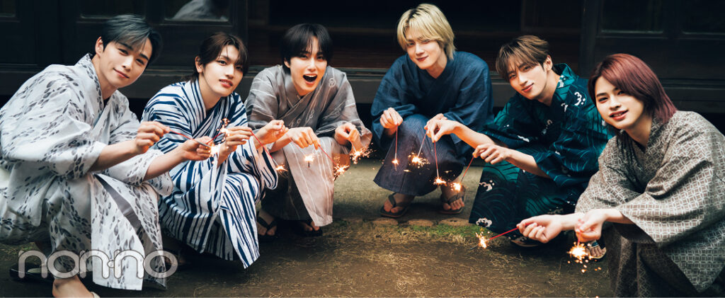 線香花火を楽しむ浴衣姿のINIメンバー2