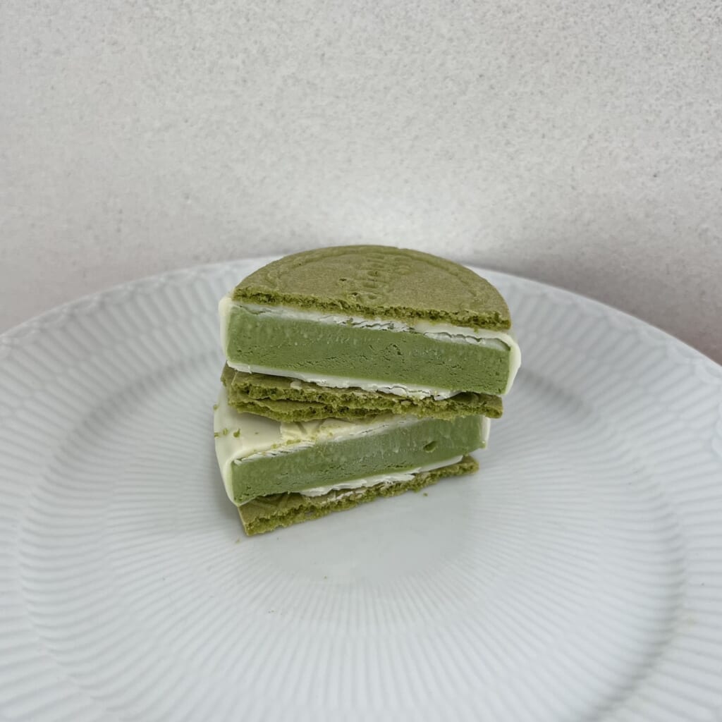 ハーゲンダッツ クリスピーサンド『ザ・グリーンティー』 の断面　抹茶アイスとホワイトチョコの三層構造