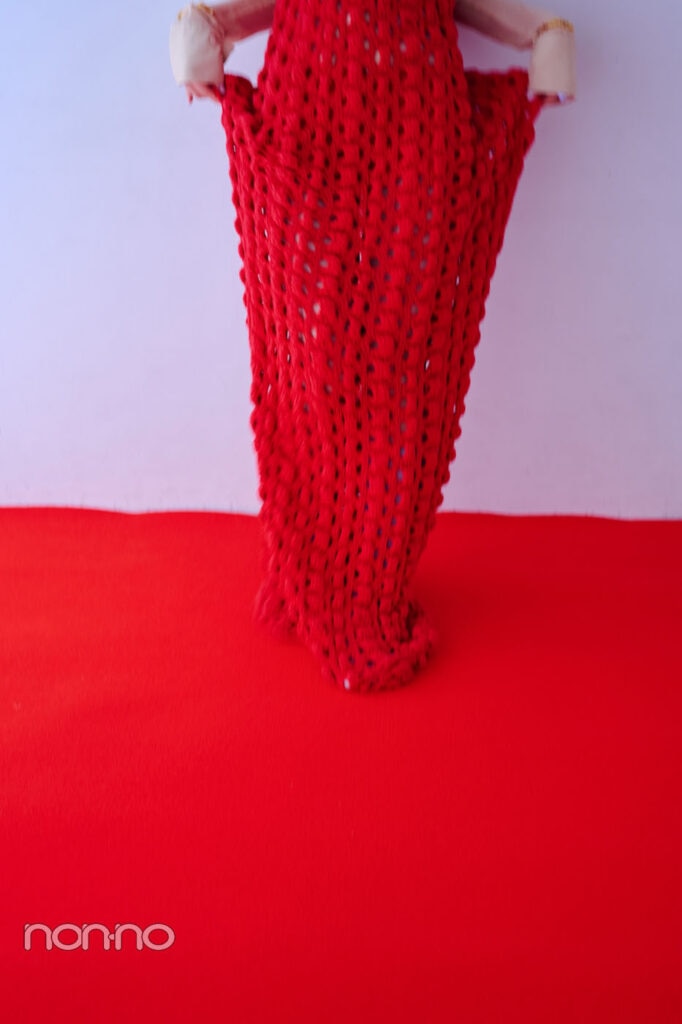 ワンピースのつまむ池端杏慈の足元アップ