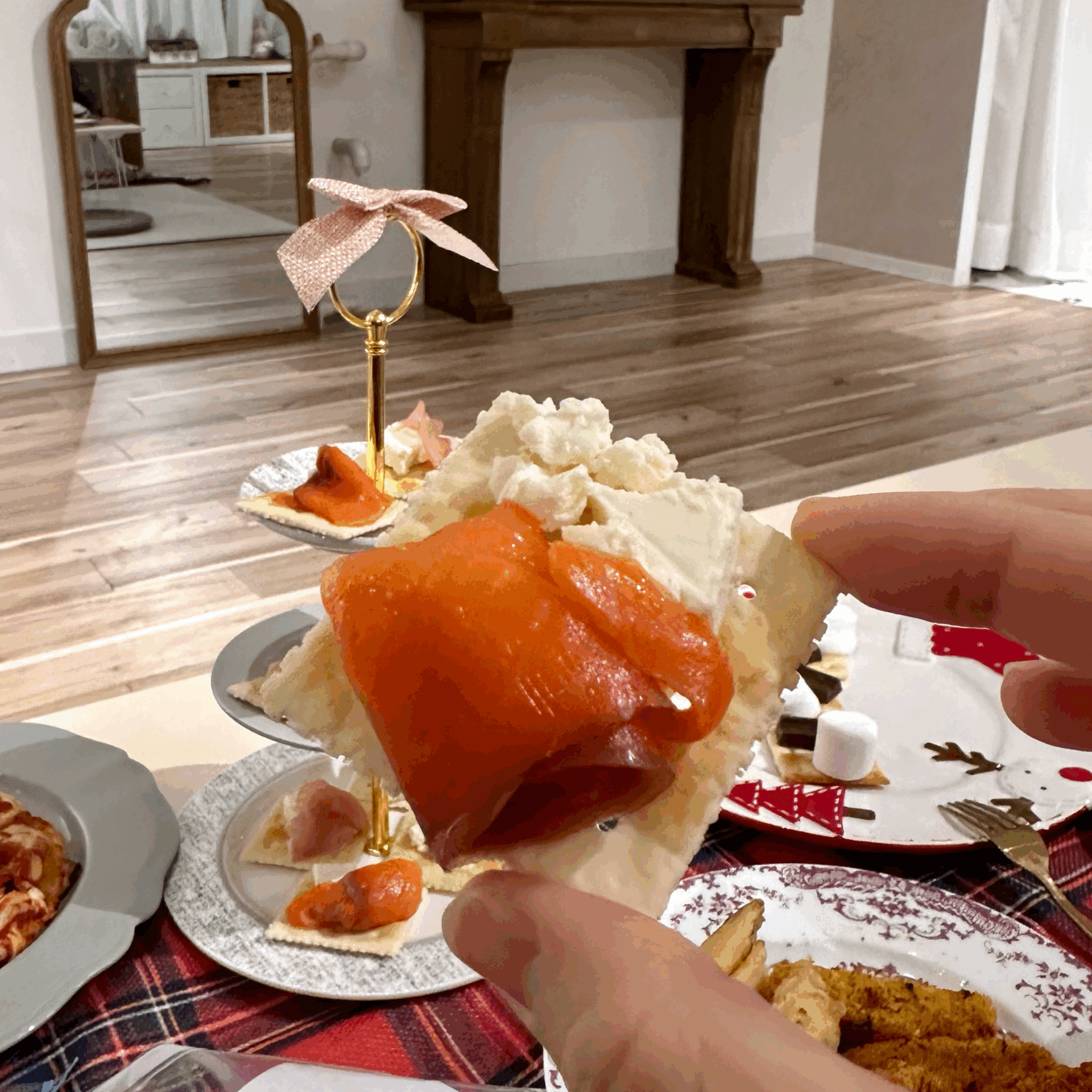 クラッカーにサーモン×クリームチーズ