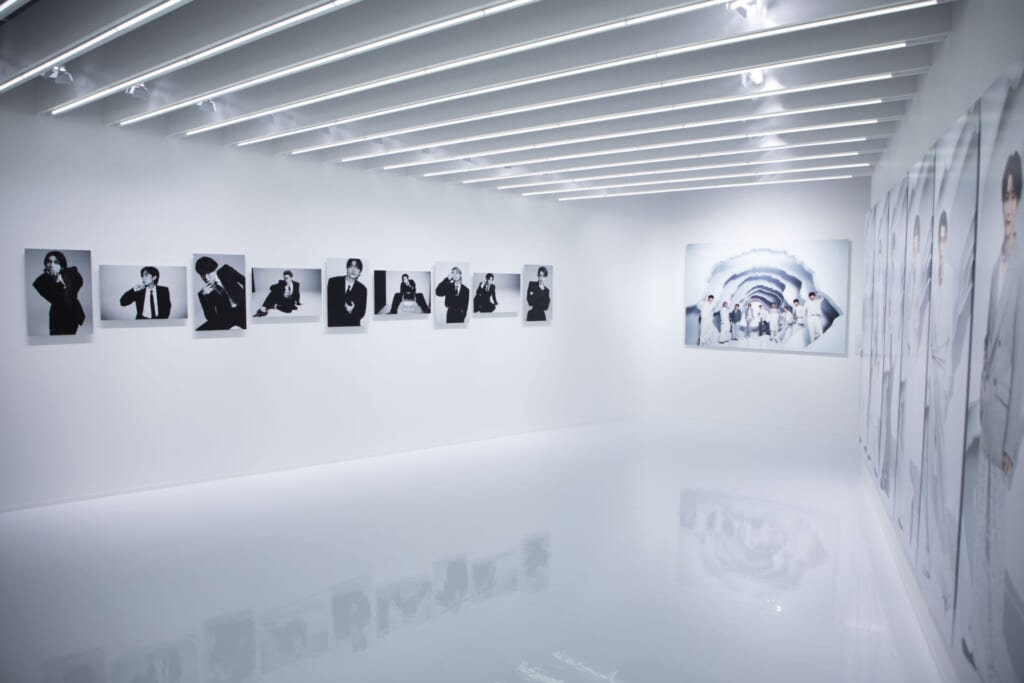 Snow Manの撮りおろしビジュアル展示