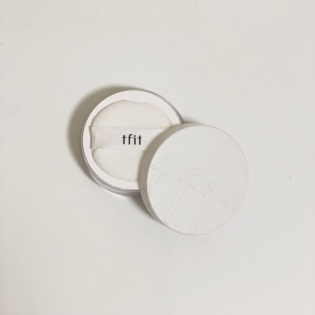 私が実際に使っているtfitのフェイスパウダーで、蓋の中と見た目を伝えるための画像です。