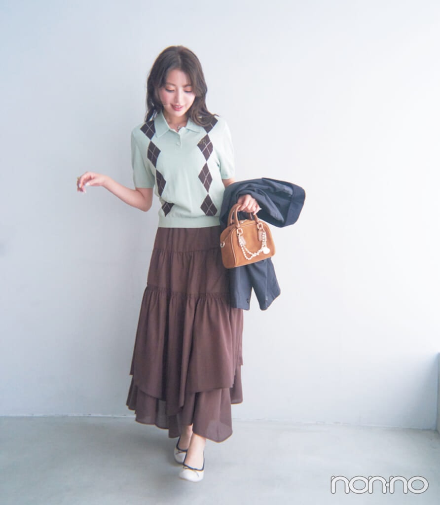 リリー ブラウンのニットを着た香音