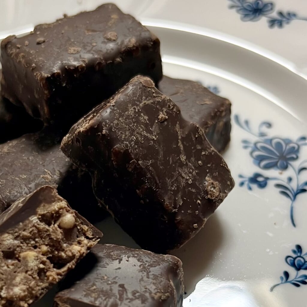 きたきたのこのこの山里の中身 きのこたけのこが合体したチョコバー