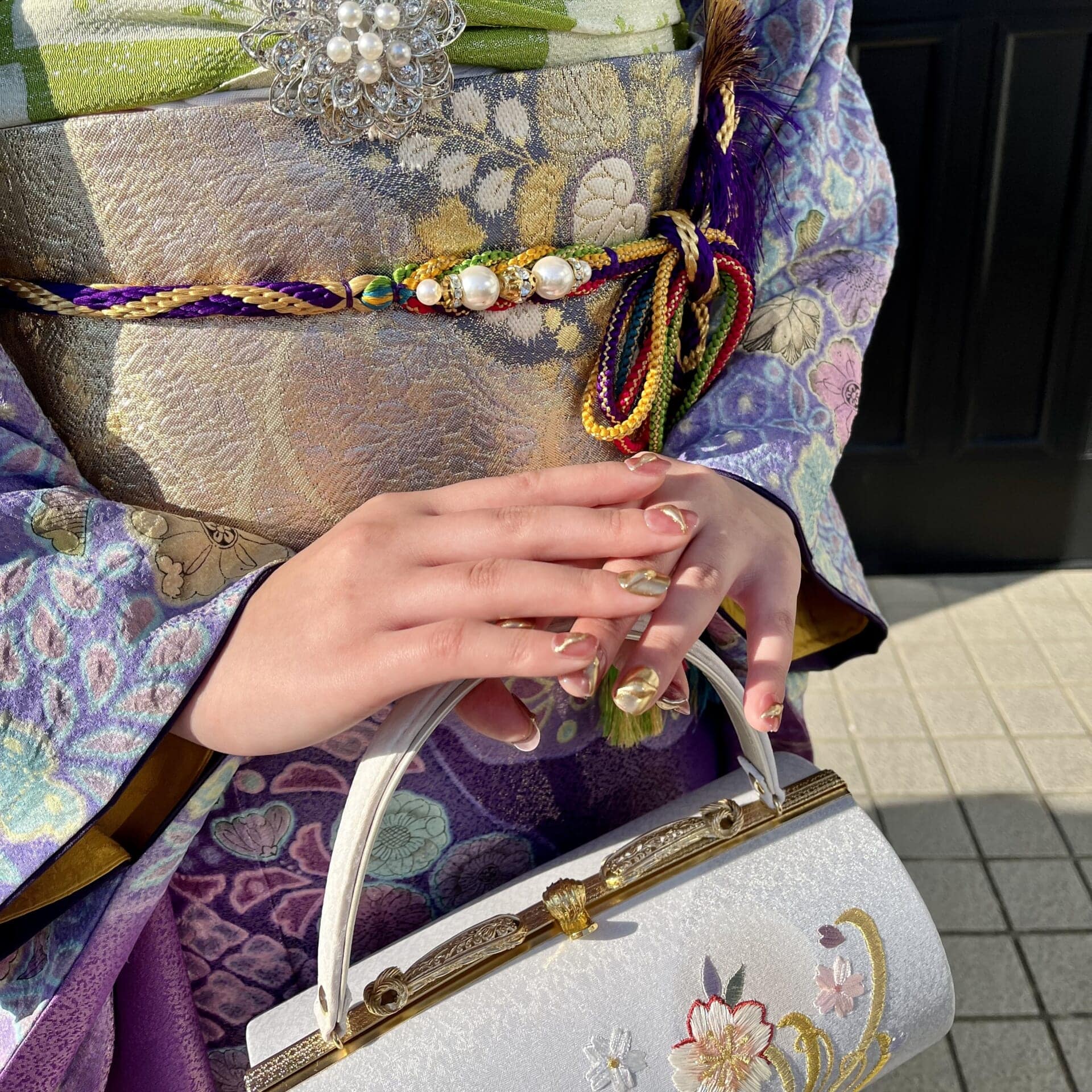 振袖を着た成人式ネイルの手元　オーダーメイドしたピンクとゴールドのニュアンスネイルデザイン