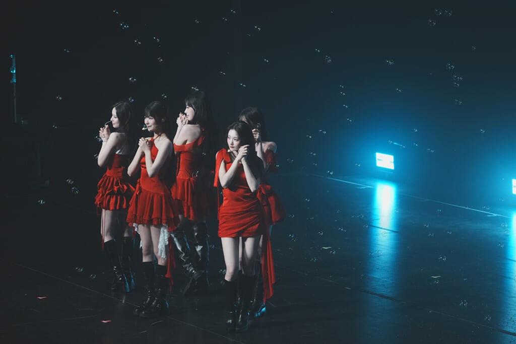 赤いドレスでパフォーマンスをするfromis_9