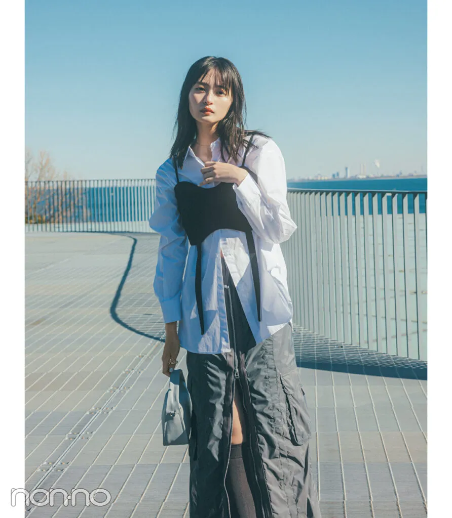 遠藤さくらの大学生の一週間コーデ、水曜日の白シャツスタイル