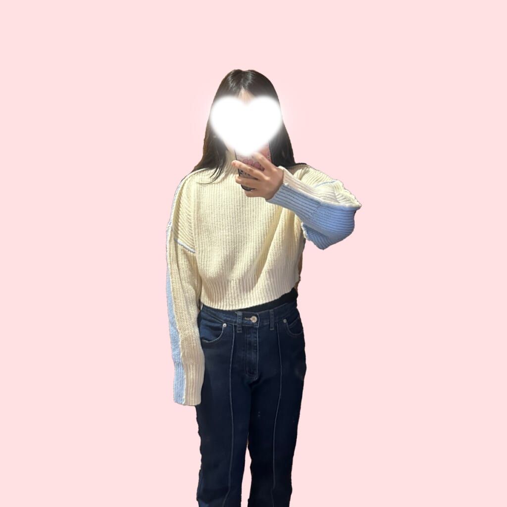 アイボリー×ブルーのニット着用