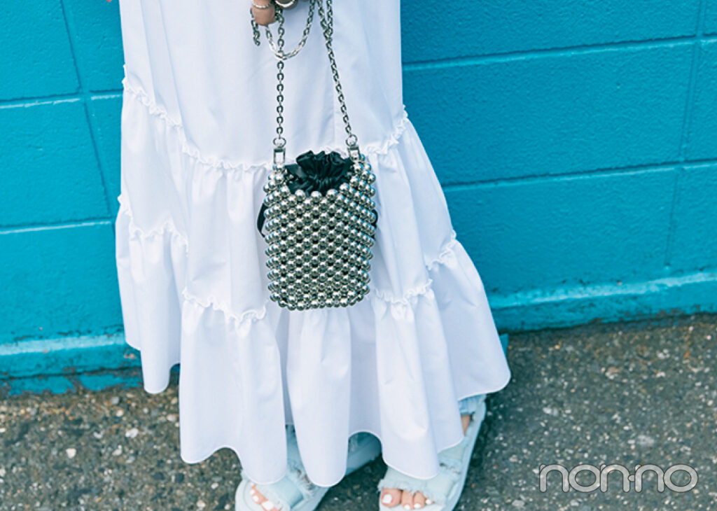 佐々木美玲の花火大会コーデシルバーバッグ