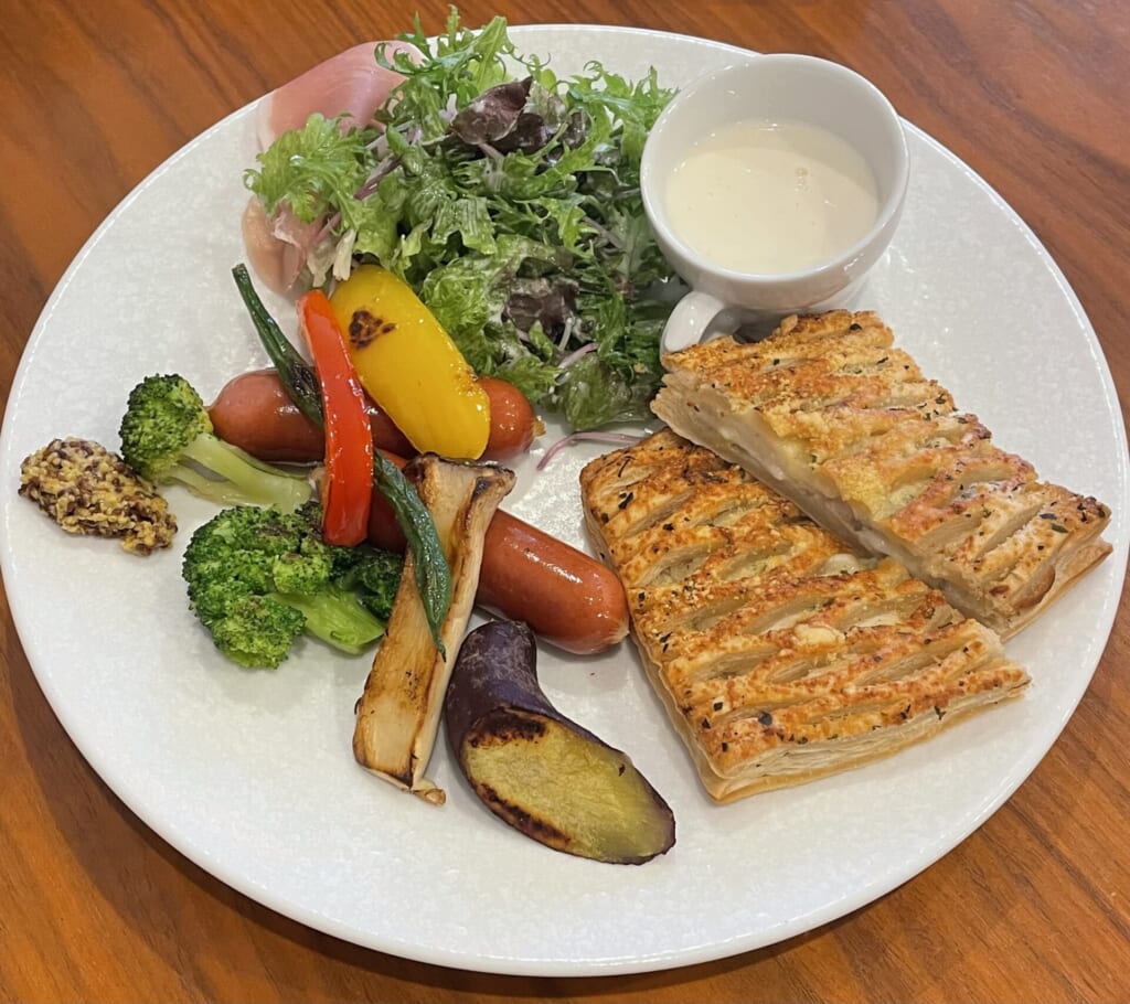 プレート。グラタンパイ、焼き野菜、ポタージュが乗っている。