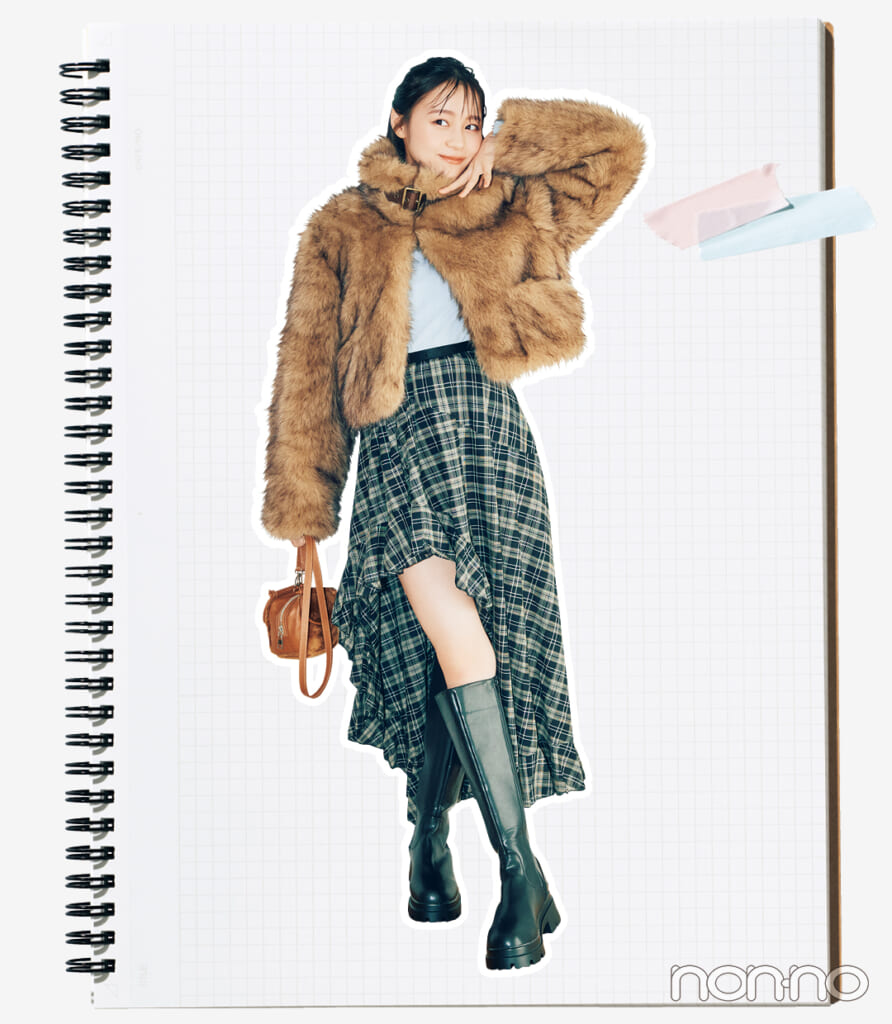 20代女性向けアウターブランド「ラグアジェム」のファーコートを着た女性