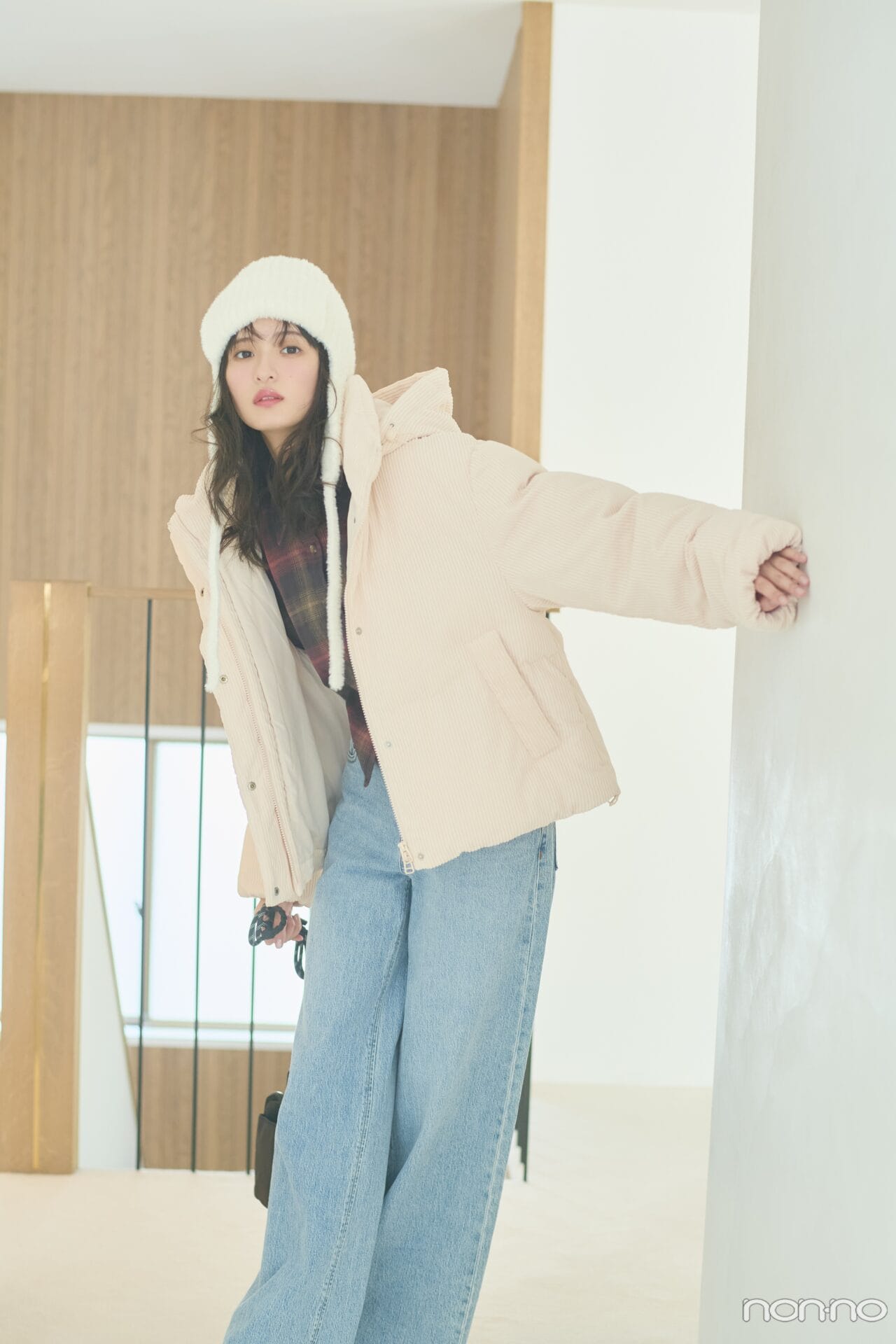 大学生の可愛い冬のデートコーデ　デニムパンツに帽子をかぶった女性