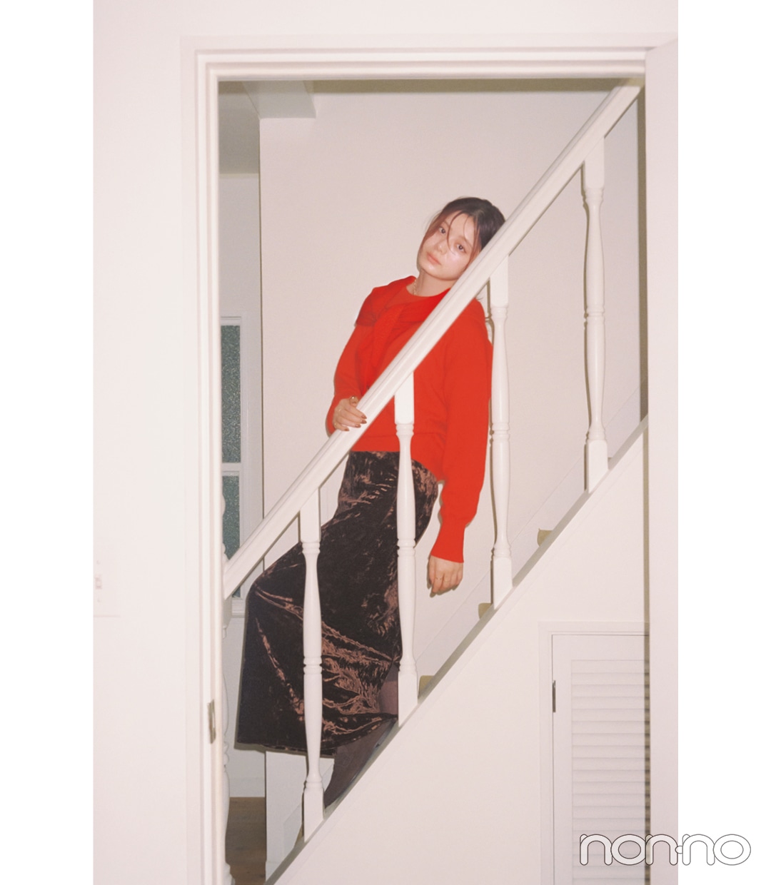 紺野彩夏のバレンタインコーデ 赤ニットとベロアスカートのコーデ