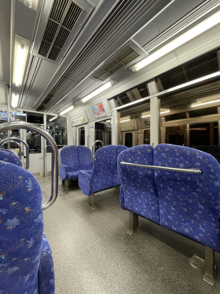 展望列車きららの車内。1人掛け、2人掛け、窓の方を向いた2人掛けの席が写っている。