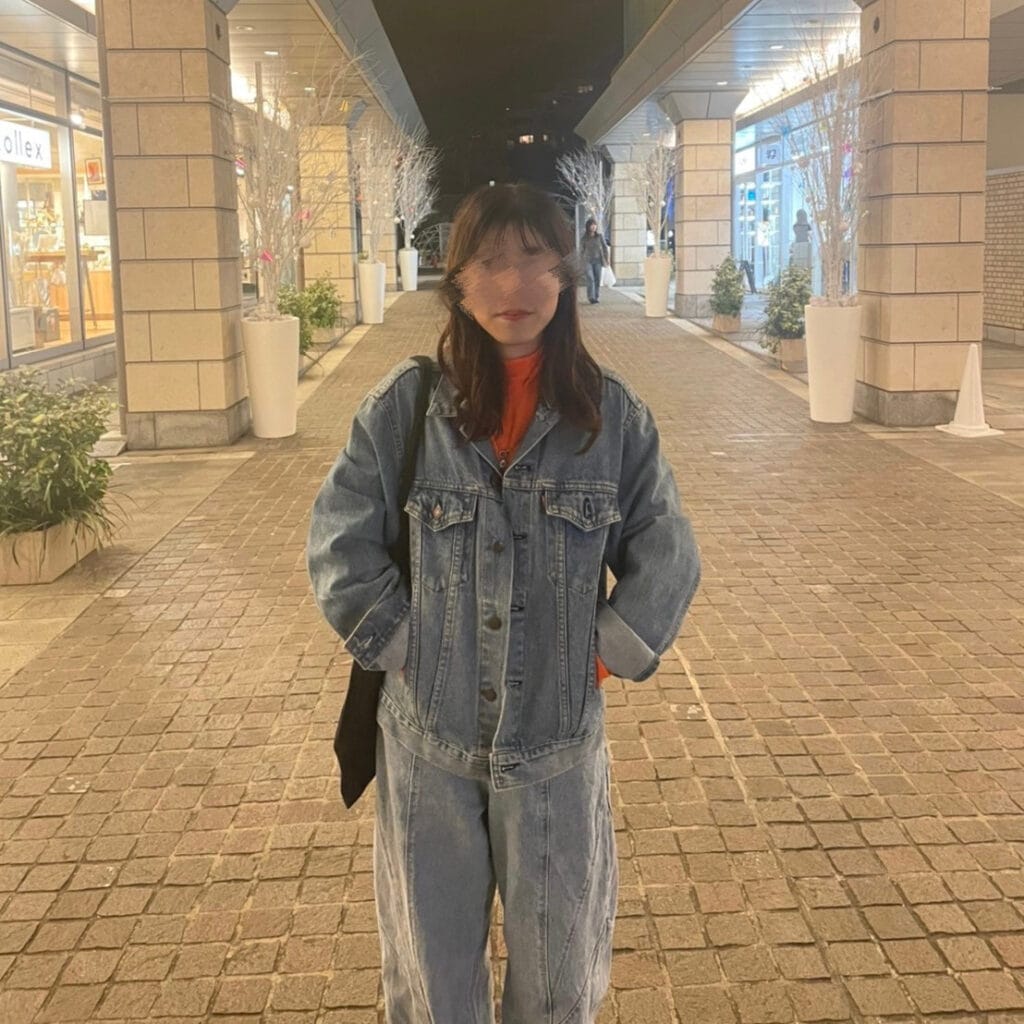 淡いブルーのデニムオンデニムコーデ